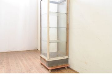 和製アンティーク　ペイント仕上げ限定　ノスタルジックな雰囲気を醸し出す古い薬屋のペイント縦型Gケース(ガラスケース、ショーケース、飾り棚、陳列棚、店舗什器)(R-069372)