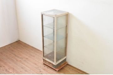 和製アンティーク　ペイント仕上げ限定　ノスタルジックな雰囲気を醸し出す古い薬屋のペイント縦型Gケース(ガラスケース、ショーケース、飾り棚、陳列棚、店舗什器)(R-069372)