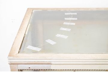 和製アンティーク　ペイント仕上げ限定　ノスタルジックな雰囲気を醸し出す古い薬屋のペイント縦型Gケース(ガラスケース、ショーケース、飾り棚、陳列棚、店舗什器)(R-069372)