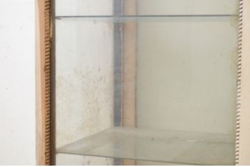 和製アンティーク　ペイント仕上げ限定　ノスタルジックな雰囲気を醸し出す古い薬屋のペイント縦型Gケース(ガラスケース、ショーケース、飾り棚、陳列棚、店舗什器)(R-069372)