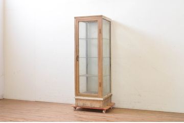 和製アンティーク　ペイント仕上げ限定　ノスタルジックな雰囲気を醸し出す古い薬屋のペイント縦型Gケース(ガラスケース、ショーケース、飾り棚、陳列棚、店舗什器)(R-069372)