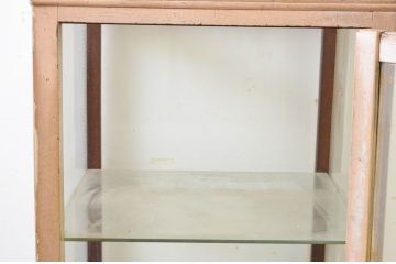 和製アンティーク　ペイント仕上げ限定　ノスタルジックな雰囲気を醸し出す古い薬屋のペイント縦型Gケース(ガラスケース、ショーケース、飾り棚、陳列棚、店舗什器)(R-069372)