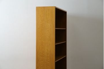 デンマークビンテージ　Hans J Wegner(ハンス・J・ウェグナー)　RY Mobler製　RY8　オーク材　薄型ながら収納力抜群のブックシェルフ(本棚、オープンラック、収納棚、飾り棚、陳列棚、ヴィンテージ、北欧)(R-069376)