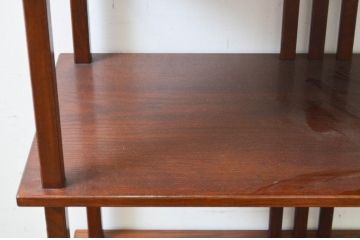 和製ビンテージ　シンプルなデザインが取り入れやすい古いタモ材の飾り棚(茶棚、収納棚、ブックシェルフ、オープンシェルフ、ディスプレイラック、ヴィンテージ)(R-069377)