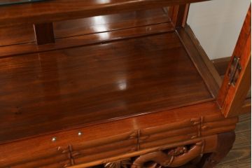 アジアンビンテージ　花梨(カリン)材　繊細な彫刻が美しい上品な佇まいのキュリオケース(ガラスケース、キャビネット、ショーケース、飾り棚、店舗什器, ヴィンテージ)(R-069378)