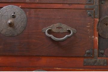 和製アンティーク　前面栗材　長い時を経て刻まれた風合いが趣溢れる重ね米沢箪笥(和たんす、時代箪笥、衣装タンス、収納箪笥)(R-069384)
