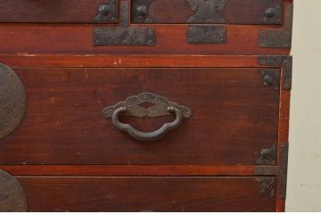和製アンティーク　前面栗材　長い時を経て刻まれた風合いが趣溢れる重ね米沢箪笥(和たんす、時代箪笥、衣装タンス、収納箪笥)(R-069384)