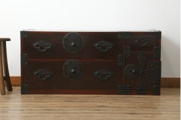 和製アンティーク　前面栗材　味わい深い風合いが魅力の米沢箪笥ローボード(テレビ台、テレビボード、ローチェスト、収納たんす、時代箪笥、引き出し)(R-069386)