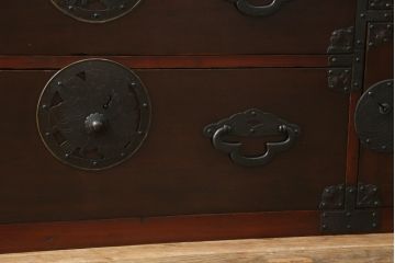 和製アンティーク　前面栗材　味わい深い風合いが魅力の米沢箪笥ローボード(テレビ台、テレビボード、ローチェスト、収納たんす、時代箪笥、引き出し)(R-069386)