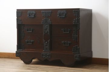 中古　美品　欅(ケヤキ)材　重厚な金具と威風堂々とした佇まいが魅力の南部車箪笥(南部箪笥、和タンス、引き出し、収納箪笥、サイドチェスト)(定価約40万円)(R-069424)