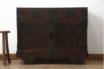 中古　美品　欅(ケヤキ)材　重厚な金具と威風堂々とした佇まいが魅力の南部車箪笥(南部箪笥、和タンス、引き出し、収納箪笥、サイドチェスト)(定価約40万円)(R-069424)