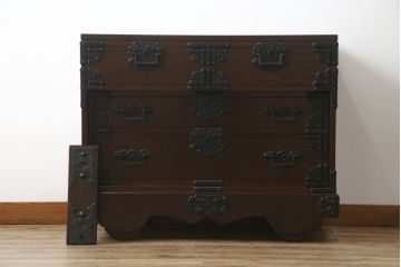 中古　美品　欅(ケヤキ)材　重厚な金具と威風堂々とした佇まいが魅力の南部車箪笥(南部箪笥、和タンス、引き出し、収納箪笥、サイドチェスト)(定価約40万円)(R-069424)