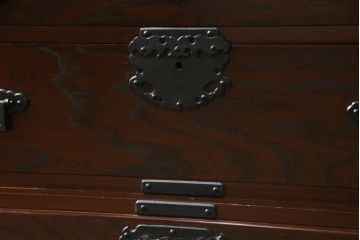 中古　美品　欅(ケヤキ)材　重厚な金具と威風堂々とした佇まいが魅力の南部車箪笥(南部箪笥、和タンス、引き出し、収納箪笥、サイドチェスト)(定価約40万円)(R-069424)