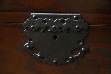 中古　美品　欅(ケヤキ)材　重厚な金具と威風堂々とした佇まいが魅力の南部車箪笥(南部箪笥、和タンス、引き出し、収納箪笥、サイドチェスト)(定価約40万円)(R-069424)