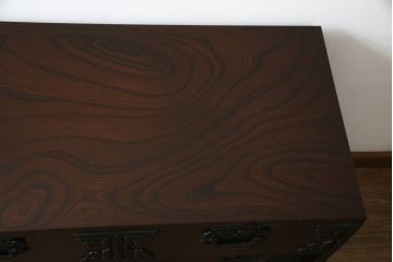 中古　美品　欅(ケヤキ)材　重厚な金具と威風堂々とした佇まいが魅力の南部車箪笥(南部箪笥、和タンス、引き出し、収納箪笥、サイドチェスト)(定価約40万円)(R-069424)