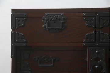 中古　美品　欅(ケヤキ)材　重厚な金具と威風堂々とした佇まいが魅力の南部車箪笥(南部箪笥、和タンス、引き出し、収納箪笥、サイドチェスト)(定価約40万円)(R-069424)