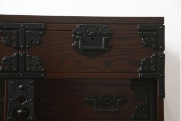 中古　美品　欅(ケヤキ)材　重厚な金具と威風堂々とした佇まいが魅力の南部車箪笥(南部箪笥、和タンス、引き出し、収納箪笥、サイドチェスト)(定価約40万円)(R-069424)