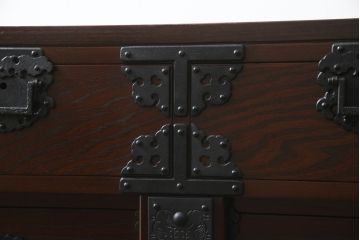 中古　美品　欅(ケヤキ)材　重厚な金具と威風堂々とした佇まいが魅力の南部車箪笥(南部箪笥、和タンス、引き出し、収納箪笥、サイドチェスト)(定価約40万円)(R-069424)