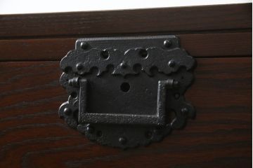 中古　美品　欅(ケヤキ)材　重厚な金具と威風堂々とした佇まいが魅力の南部車箪笥(南部箪笥、和タンス、引き出し、収納箪笥、サイドチェスト)(定価約40万円)(R-069424)