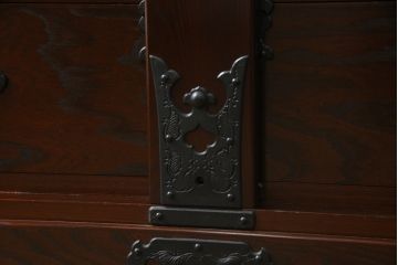 中古　美品　欅(ケヤキ)材　重厚な金具と威風堂々とした佇まいが魅力の南部車箪笥(南部箪笥、和タンス、引き出し、収納箪笥、サイドチェスト)(定価約40万円)(R-069424)