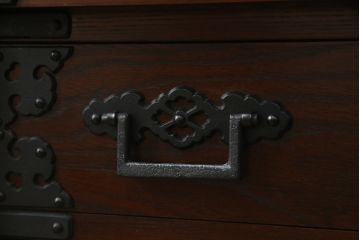 中古　美品　欅(ケヤキ)材　重厚な金具と威風堂々とした佇まいが魅力の南部車箪笥(南部箪笥、和タンス、引き出し、収納箪笥、サイドチェスト)(定価約40万円)(R-069424)