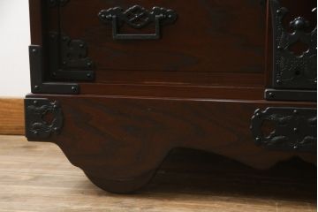 中古　美品　欅(ケヤキ)材　重厚な金具と威風堂々とした佇まいが魅力の南部車箪笥(南部箪笥、和タンス、引き出し、収納箪笥、サイドチェスト)(定価約40万円)(R-069424)