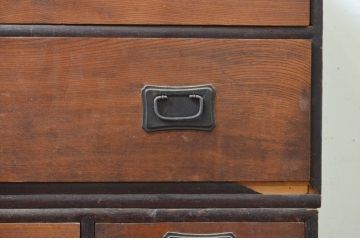 和製アンティーク　前面欅(ケヤキ)材　レトロな雰囲気漂う時代箪笥ローチェスト(和たんす、収納箪笥、衣装箪笥、引き出し、ローボード、テレビ台)(R-069429)