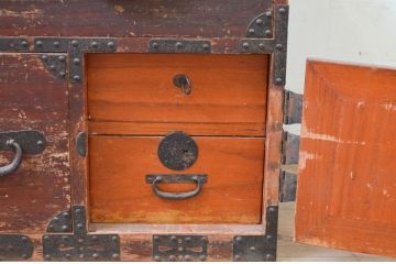 和製アンティーク　存在感のある金具が魅力的な時代箪笥ローチェスト(和たんす、収納箪笥、衣装箪笥、引き出し、ローボード、テレビ台)(R-069431)