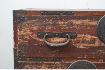 和製アンティーク　存在感のある金具が魅力的な時代箪笥ローチェスト(和たんす、収納箪笥、衣装箪笥、引き出し、ローボード、テレビ台)(R-069431)