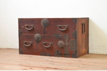 和製アンティーク　檜(ヒノキ)材　存在感のある金具が魅力的な時代箪笥ローチェスト(和たんす、収納箪笥、衣装箪笥、引き出し、ローボード、テレビ台)(R-069437)