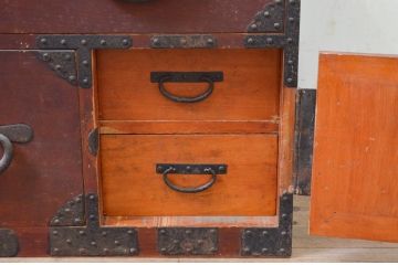 和製アンティーク　檜(ヒノキ)材　存在感のある金具が魅力的な時代箪笥ローチェスト(和たんす、収納箪笥、衣装箪笥、引き出し、ローボード、テレビ台)(R-069437)