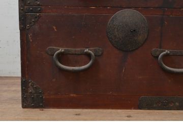 和製アンティーク　檜(ヒノキ)材　存在感のある金具が魅力的な時代箪笥ローチェスト(和たんす、収納箪笥、衣装箪笥、引き出し、ローボード、テレビ台)(R-069437)