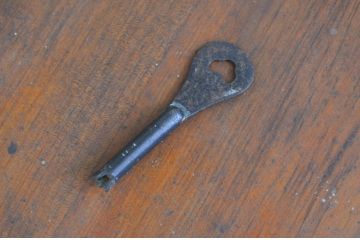 和製アンティーク　前面欅(ケヤキ)材　漆塗り　シンプルな造りの二段重ね時代箪笥(重ね箪笥、和たんす、引き出し、衣装箪笥、整理タンス、収納たんす)(R-069438)