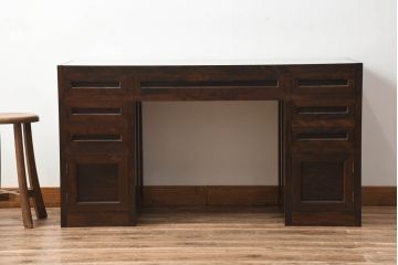 和製ビンテージ　松本民芸家具風　高山デザイン　ガラス天板付き　シックな色合いが上品な薄型両袖机(コンソールテーブル、ワークデスク、在宅ワーク用、ヴィンテージ)(R-069441)