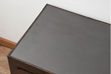 和製ビンテージ　松本民芸家具風　高山デザイン　ガラス天板付き　シックな色合いが上品な薄型両袖机(コンソールテーブル、ワークデスク、在宅ワーク用、ヴィンテージ)(R-069441)