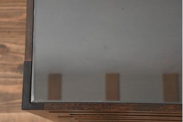 和製ビンテージ　松本民芸家具風　高山デザイン　ガラス天板付き　シックな色合いが上品な薄型両袖机(コンソールテーブル、ワークデスク、在宅ワーク用、ヴィンテージ)(R-069441)