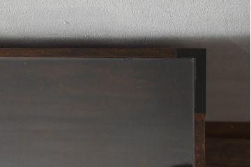 和製ビンテージ　松本民芸家具風　高山デザイン　ガラス天板付き　シックな色合いが上品な薄型両袖机(コンソールテーブル、ワークデスク、在宅ワーク用、ヴィンテージ)(R-069441)