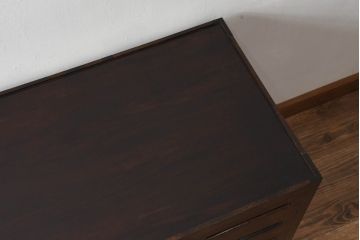 和製ビンテージ　松本民芸家具風　高山デザイン　ガラス天板付き　シックな色合いが上品な薄型両袖机(コンソールテーブル、ワークデスク、在宅ワーク用、ヴィンテージ)(R-069441)