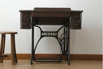 ジャンク品　イギリスアンティーク　SINGER(シンガー)社　置くだけで絵になる素敵な足踏みミシン(シンガーミシン、ミシンテーブル、ミシン台、工業用ミシン、サイドテーブル、ディスプレイ、英国)(R-069450)
