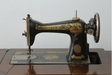 ジャンク品　イギリスアンティーク　SINGER(シンガー)社　置くだけで絵になる素敵な足踏みミシン(シンガーミシン、ミシンテーブル、ミシン台、工業用ミシン、サイドテーブル、ディスプレイ、英国)(R-069450)