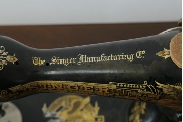 ジャンク品　イギリスアンティーク　SINGER(シンガー)社　置くだけで絵になる素敵な足踏みミシン(シンガーミシン、ミシンテーブル、ミシン台、工業用ミシン、サイドテーブル、ディスプレイ、英国)(R-069450)