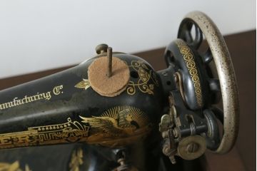 ジャンク品　イギリスアンティーク　SINGER(シンガー)社　置くだけで絵になる素敵な足踏みミシン(シンガーミシン、ミシンテーブル、ミシン台、工業用ミシン、サイドテーブル、ディスプレイ、英国)(R-069450)