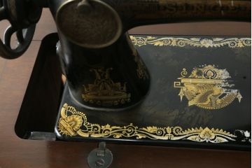 ジャンク品　イギリスアンティーク　SINGER(シンガー)社　置くだけで絵になる素敵な足踏みミシン(シンガーミシン、ミシンテーブル、ミシン台、工業用ミシン、サイドテーブル、ディスプレイ、英国)(R-069450)
