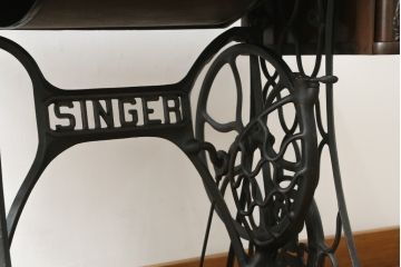 ジャンク品　イギリスアンティーク　SINGER(シンガー)社　置くだけで絵になる素敵な足踏みミシン(シンガーミシン、ミシンテーブル、ミシン台、工業用ミシン、サイドテーブル、ディスプレイ、英国)(R-069450)