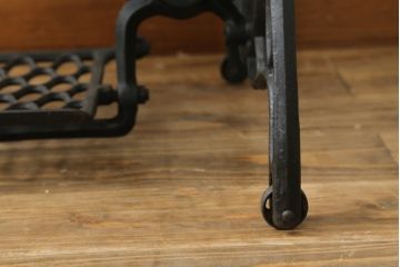 ジャンク品　イギリスアンティーク　SINGER(シンガー)社　置くだけで絵になる素敵な足踏みミシン(シンガーミシン、ミシンテーブル、ミシン台、工業用ミシン、サイドテーブル、ディスプレイ、英国)(R-069450)