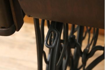 ジャンク品　イギリスアンティーク　SINGER(シンガー)社　置くだけで絵になる素敵な足踏みミシン(シンガーミシン、ミシンテーブル、ミシン台、工業用ミシン、サイドテーブル、ディスプレイ、英国)(R-069450)