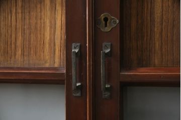 和製アンティーク　上手物!!　大正ロマンの雰囲気を高める漆塗りの大きな本箱(本棚、ブックケース、収納棚、書棚、戸棚、キャビネット、店舗什器)(R-069451)