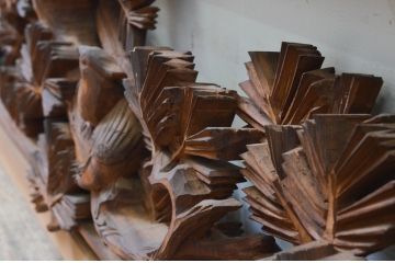 アンティーク建具　井波彫刻　成彬作　躍動感のある松竹梅が美しい両面彫刻欄間2枚セット(明り取り、明かり取り)(R-069460)