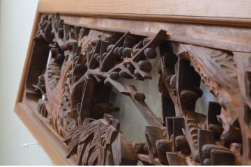 アンティーク建具　井波彫刻　成彬作　躍動感のある松竹梅が美しい両面彫刻欄間2枚セット(明り取り、明かり取り)(R-069460)
