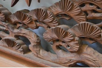 ビンテージ建具　井波彫刻　晴雲作　躍動感のある松竹梅が美しい両面彫刻欄間2枚セット(明り取り、明かり取り、在銘、ヴィンテージ)(R-069464)